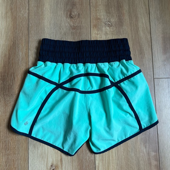 💙 Lululemon Tracker Short 4 way stretch 💚 - Picture 2 of 7